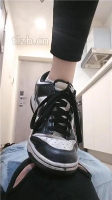 图片[2]-【美娜格格】运动女神-脏鞋底白袜虐废【完整版】-绳艺资料库